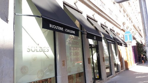 CONFLUENCE STORES (volets, pergolas, moustiquaires, stores,...) — Volet roulant à Lyon
